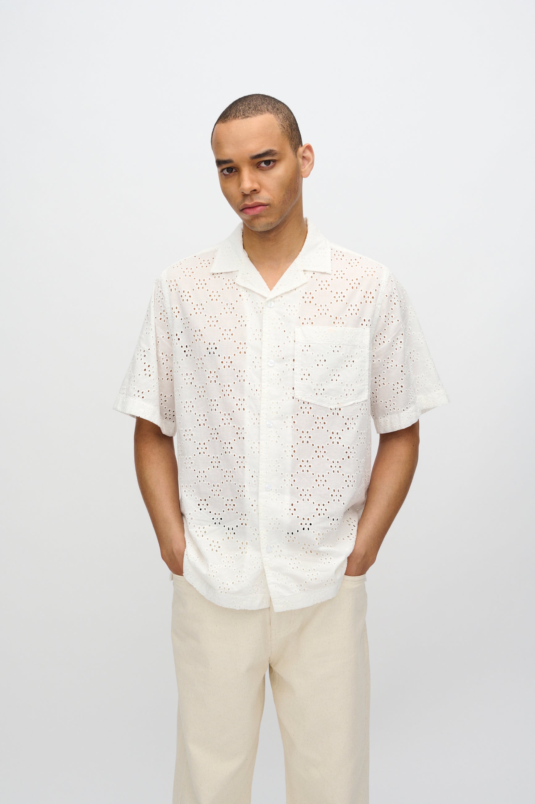 Hayden relaxed short sleeved shirt in broderie anglaise 4295 - Coco Milk